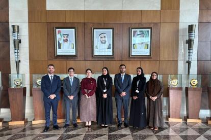 Autoridades de Ecuador y de  Emiratos Árabes Unidos firman un acuerdo.