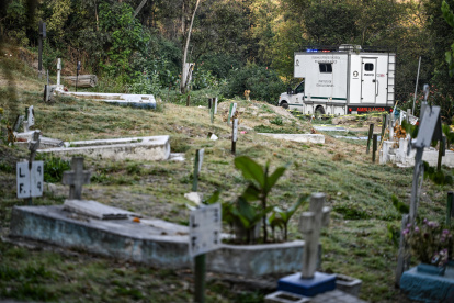 Cementerio. Una unidad especializada del Instituto de Ciencias Forenses ingresa al área de la fosa común, donde equipos investigativas trabajan en la exhumación de restos.