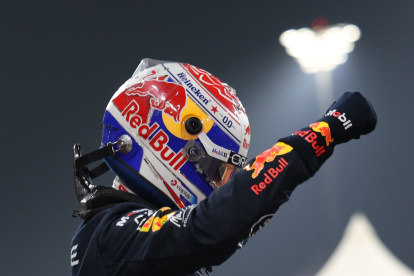 EL piloto de Red Bull Racing Max Verstappen levanta la mano en señal de victoria.