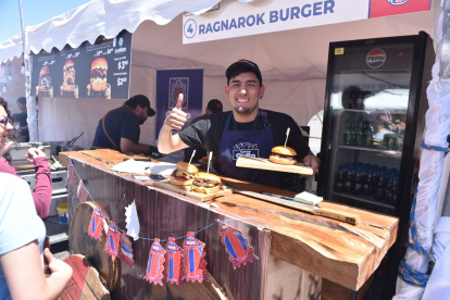 Hamburguesas artesanales destacaron entre las propuestas del Festival Sal Quiteña, atrayendo a visitantes con sabores locales e innovadores.