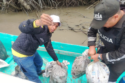 Policía inspecciona el cargamento de cangrejos.