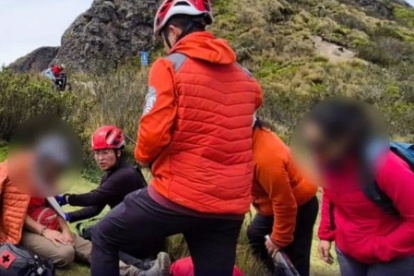 Turista australiano rescatado tras sufrir una caída en la Cueva del Oso, en el Rucu Pichincha.