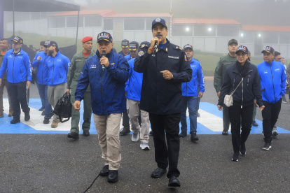 AME6298. CARACAS (VENEZUELA), 05/12/2025.- Fotografía cedida por Prensa Miraflores del presidente de Venezuela, Nicolás Maduro, junto al ministro de Interior y Justicia de Venezuela, Diosdado Cabello (i), hablando en un acto de gobierno este viernes, en Caracas (Venezuela). Maduro aseguró que su país es "garantía de seguridad" en todo el continente americano, luego de criticar nuevamente el despliegue militar de EE.UU. en el mar Caribe, que calificó de desproporcionado. EFE/ Zurimar Campos/ Prensa Miraflores /SOLO USO EDITORIAL/ NO VENTAS/ SOLO DISPONIBLE PARA ILUSTRAR LA NOTICIA QUE ACOMPAÑA (CRÉDITO OBLIGATORIO)