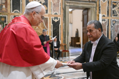 El papa León XIV recibe las credenciales de uno de los nuevos embajadores ante la Santa Sede durante una audiencia en el Vaticano.