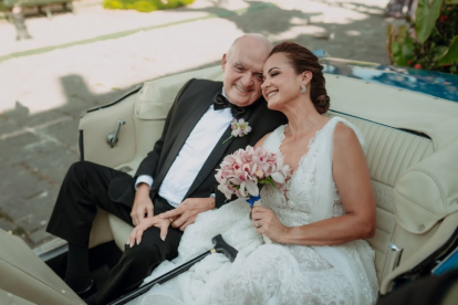 Marcela Aguiñaga junto a su padre, Roosevelt Aguiñaga.