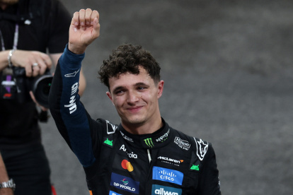 El piloto de McLaren, Lando Norris, celebra el título de la Fórmula Uno luego del Circuito en Abu Dhabi Grand Prix