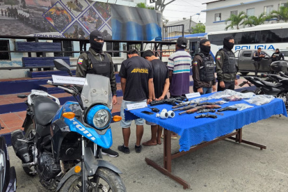 Aprehendidos, junto a las evidencias que agrupó la Policía Nacional.