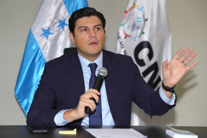 El consejero electoral Marlon Ochoa habla durante una rueda de prensa este domingo, en Tegucigalpa (Honduras). Una semana después de las elecciones generales celebradas en Honduras, el país sigue sin conocer los resultados, mientras conteo oficial no se actualiza desde el viernes, aumentando la incertidumbre y atizando las denuncias de irregularidades. EFE/ Gustavo Amador