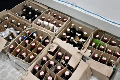 Allanamientos en Quito destapan red de licor adulterado con botellas recicladas.