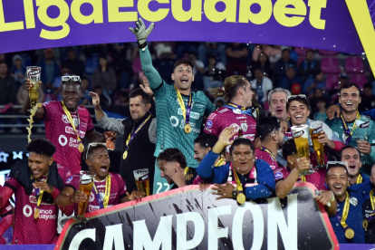 El portero Guido Villar (c) celebra la consecusión del título de la LigaPro, que significó su primera consagración en su carrera.