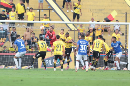 Barcelona empata el encuentro ante Católica.