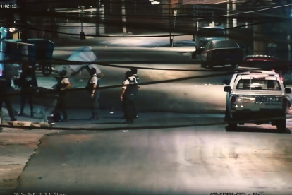 Agentes policiales durante el allanamiento a un inmueble para detener al sospechoso, la madrugada de este lunes 8 de diciembre.