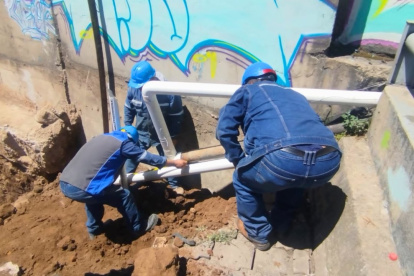 Se fabrica una pieza especial para sellar la rotura de la tubería.