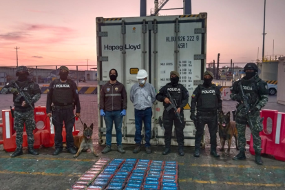 El buque “Gran Encuentro 126” durante la inspección en Posorja, donde se detectó y neutralizó la contaminación del contenedor.