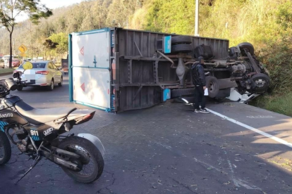 El camión volcado dejó un carril cerrado en la avenida Simón Bolívar, mientras agentes de tránsito coordinaban la atención del siniestro