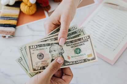 Especialistas recomiendan destinar parte del décimo a ahorro, pago de deudas o inversiones seguras para fortalecer la estabilidad financiera del 202