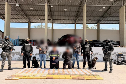 La Policía presenta los resultados de un operativo en el que se decomisaron 197 paquetes de cocaína en Guayaquil.