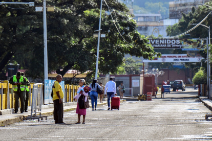 La gente camina para cruzar el puente fronterizo Internacional Simón Bolívar entre Colombia y Venezuela, el 5 de diciembre de 2025.