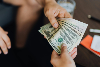 Familias en Ecuador reciben el Bono de Desarrollo Humano 2025 de $ 55 de manera segura y sin trámites.