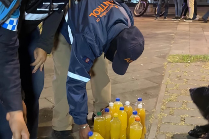 Botellas de canelazo decomisadas por la AMC durante las Fiestas de Quito.