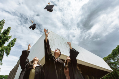 Referencial.Ecuatorianos celebran su graduación en España, símbolo del impacto que tienen las becas impulsadas por la Embajada y Formato Educativo