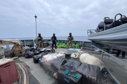 Siete ciudadanos ecuatorianos fueron trasladados a Manta tras ser aprehendidos en tres operaciones ejecutadas en alta mar.