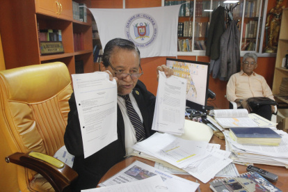 El abogado muestra los documentos que indican el dinero asignado por el Ministerio de Finanzas al Servicio de Rentas Internas.