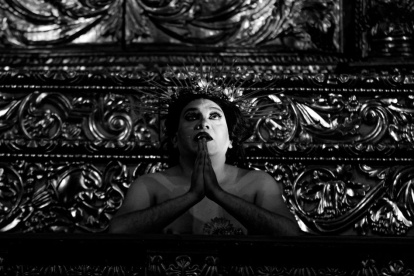 La obra incorpora referencias a colectivos LGBTIQ+, líderes indígenas, migrantes y jóvenes víctimas de violencia, articulando un discurso que vincula corporalidad, memoria y denuncia social.