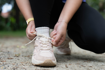 Referencial.Sneakers pastel y plataformas ligeras marcan el paso de la moda urbana en Ecuador este 2025.