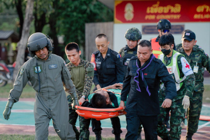Soldados tailandeses transportan a un herido durante los combates con Camboya.