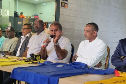 Hjalmar Zambrano (c) organiza el Clásico del Astillero de exjugadores en Europa.