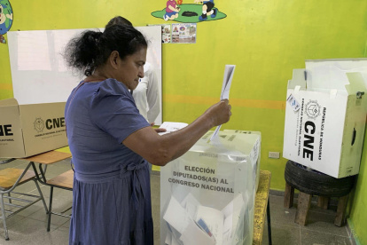 Una persona vota este domingo, 7 de diciembre de 2025, en San Antonio de Flores, Paraíso (Honduras).
