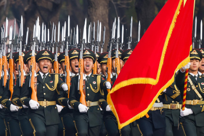 Fotografía de archivo de soldados chinos durante un desfile.