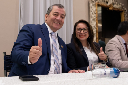 La ministra de Gobierno Nataly Morillo y el dirigente de la Fenacotip Abel Gómez.