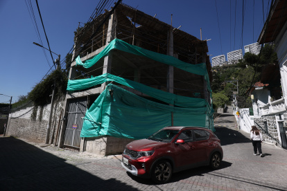 La construcción también afecta la movilidad, pues se ubica en una calle angosta y de doble sentido que, además, carece de señalización.