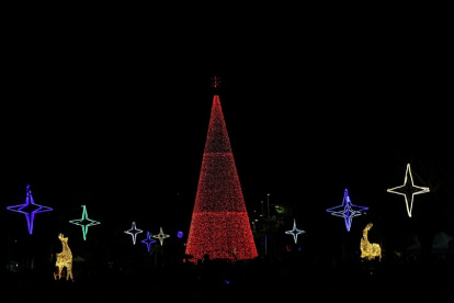 En el parque Samanes está uno de los siete árboles navideños gigantes que encendió el Municipio de Guayaquil.