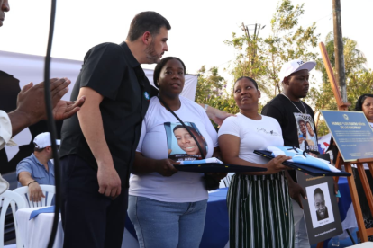 Aquiles Álvarez junto a las familias de las víctimas.