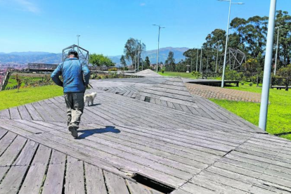 En el parque de La Luz las pasarelas están destruidas y en algunos sitios hay huecos.