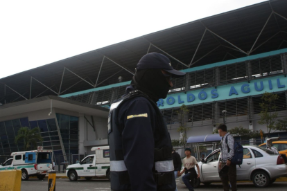 Guardias del Terminal Terrestre agredieron a periodistas durante una cobertura.