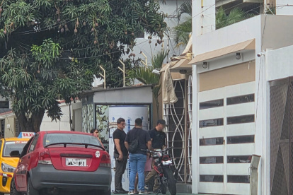 De esta vivienda de Colinas de Los Ceibos, sujetos armados se llevaron retenido a un militar, según confirmó a EXPRESO la Policía Nacional.