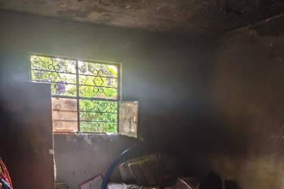 Incendio en habitación de Puembo se originó por una vela olvidada.