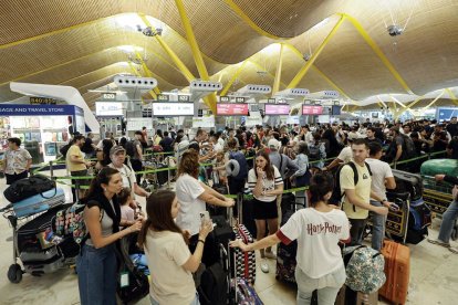 Pasajeros hacen cola para facturar en la Terminal 4 del Aeropuerto Adolfo Suárez Madrid-Barajas de Madrid.