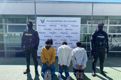 Los tres detenidos fueron capturados en Ciudad Bicentenario tras secuestrar a un taxista por aplicación.