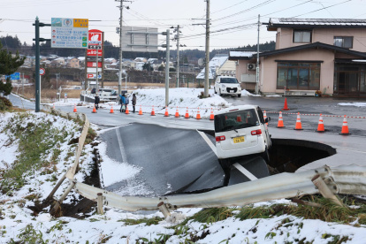 Un automóvil quedó varado en una carretera colapsada en Tohoku, prefectura de Aomori, noreste de Japón, el 9 de diciembre de 2025.