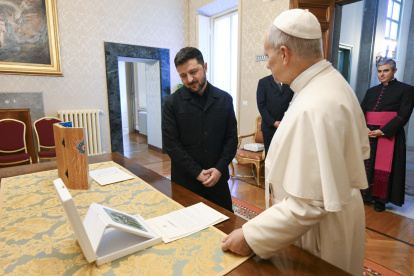 El presidente ucraniano, Volodímir Zelenski, y el papa León XIV, durante su reunión privada en Villa Barberini, la residencia papal, en Roma, Italia, este martes.