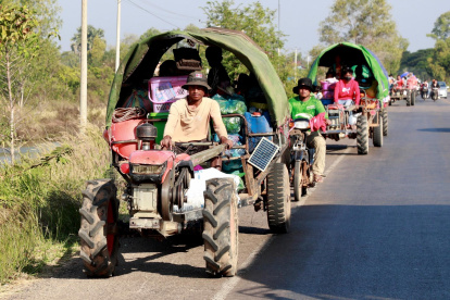 Un grupo de camboyanos evacuados de la zona de conflicto entre Tailandia y Camboya.