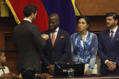 El presidente de la Asamblea Nacional, Niels Olsen, condecora al futbolista Enner Valencia en el pleno legislativo.