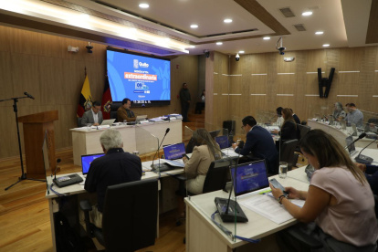 Ediles del Concejo Metropolitano durante la sesión en la que se aprobó el presupuesto 2026 de Quito.