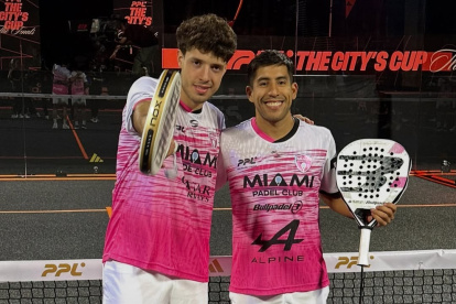 Federico Chingotto (i) Agustín Tapia luego de un partido de Pádel.