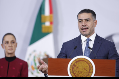El secretario de Seguridad y Protección Ciudadana, Omar García Harfuch (d), junto a la presidenta de México, Claudia Sheinbaum, este martes, en México.